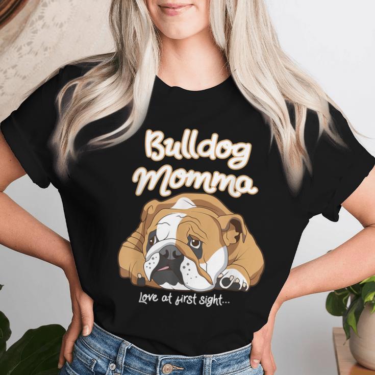 かわいいイングリッシュブルドッグ Momma Bullie Love At Firstight レディースTシャツ 彼女への贈り物