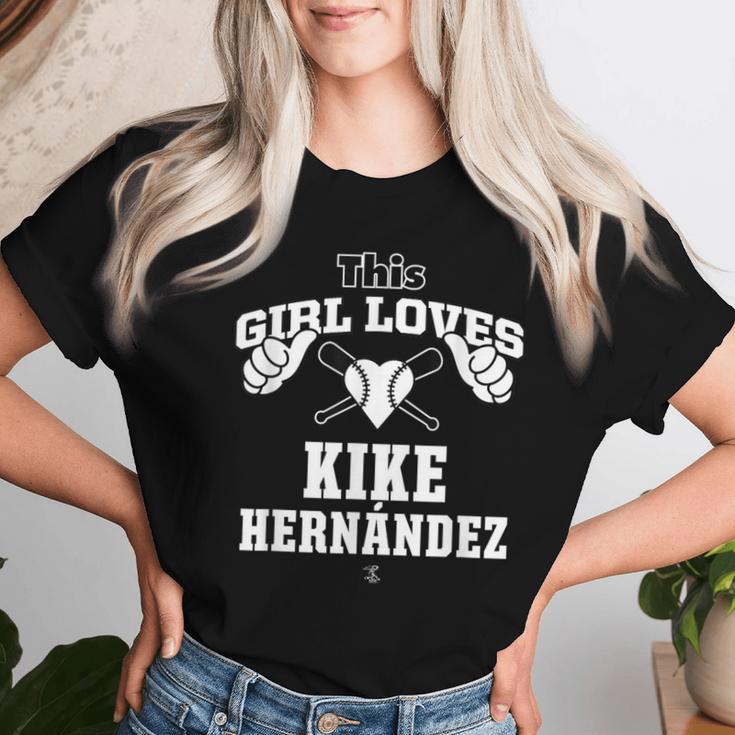 キケ・ヘルナンデス This Girl Loves Gameday レディースTシャツ 彼女への贈り物