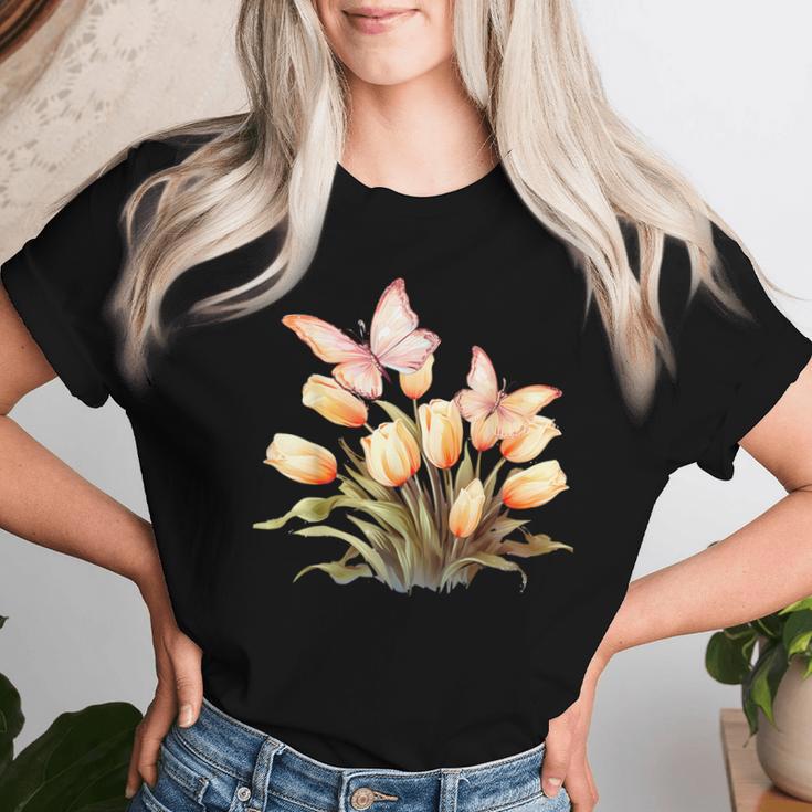 チューリップと蝶の花のデザイン。 レディースTシャツ 彼女への贈り物