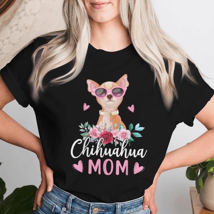 チワワの所有者のためのかわいいチワワのママサングラスの花 レディースTシャツ 彼女への贈り物