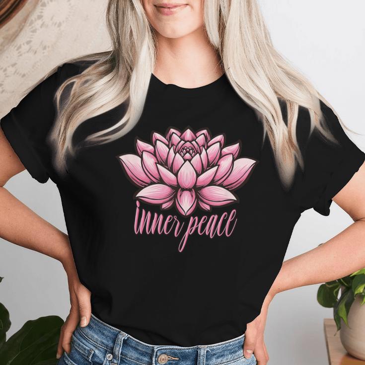 ピンクの蓮の花 曼荼羅 レディースTシャツ 彼女への贈り物
