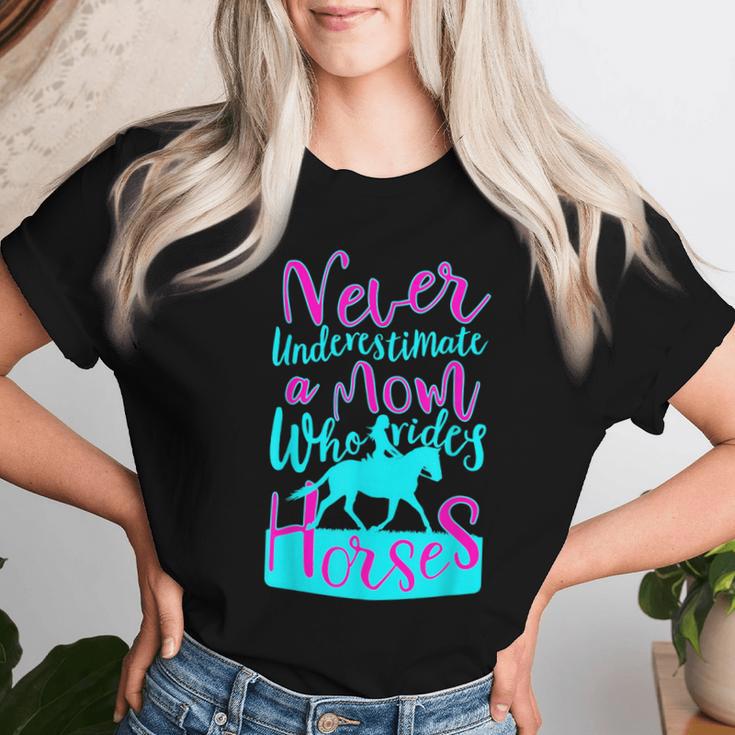 女の子のための馬に乗るお母さんのデザインを決して過小評価しないでください。 レディースTシャツ 彼女への贈り物
