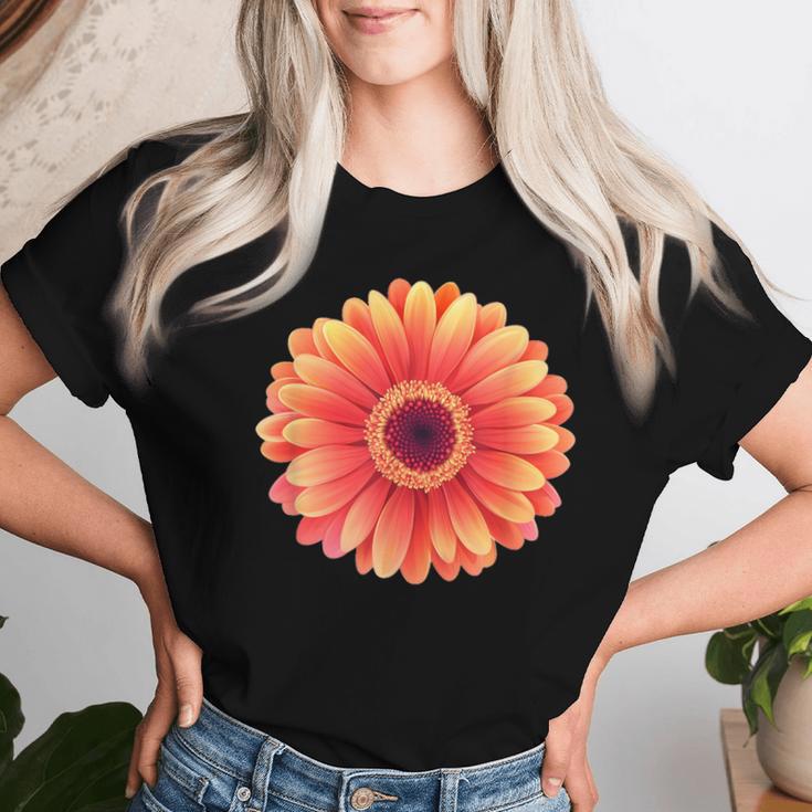 開花期のハンサムなガーベラの花 レディースTシャツ 彼女への贈り物