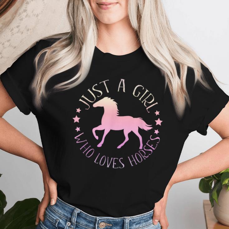 馬を愛するただの女の子乗馬のための面白い引用 レディースTシャツ 彼女への贈り物