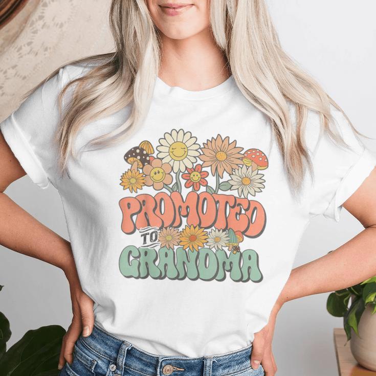 Promoted To Grandma Expecting Baby Daisy Groovy Wildflower レディースTシャツ 彼女への贈り物