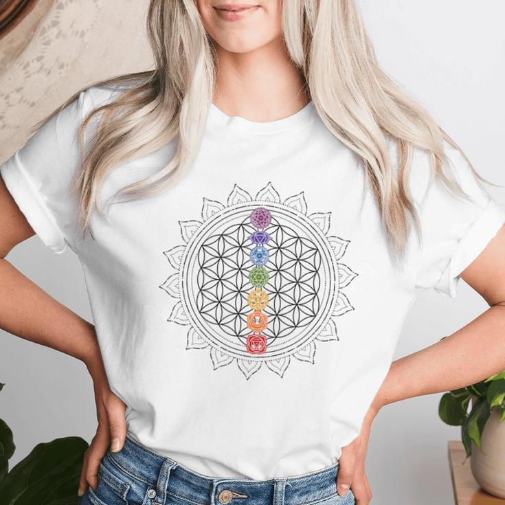 チャクラのシンボルと生命の花、神聖な幾何学曼荼羅。 レディースTシャツ 彼女への贈り物