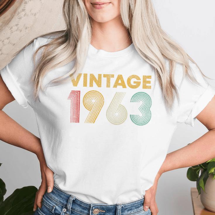 ヴィンテージ 1963 63歳の誕生日プレゼント 男性 女性 63歳 レディースTシャツ 彼女への贈り物