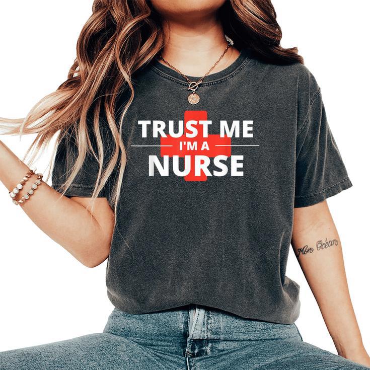 Trust Me Im A Nurseシャツは、すべての看護師、家族、友人に贈ることができます。 レディースオーバーサイズコンフォートTシャツ