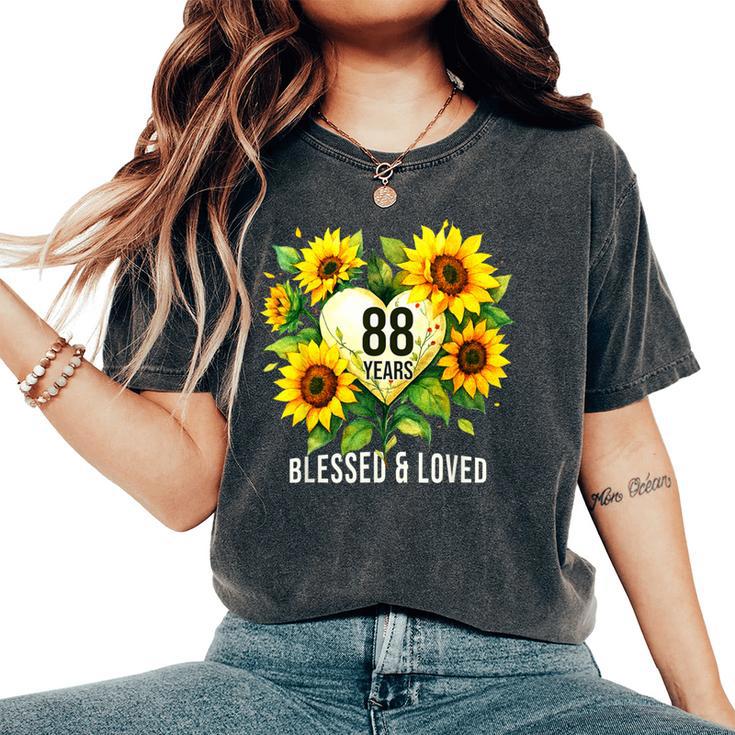 88歳 祝福された愛されたひまわりの花 ハート 88歳の誕生日 レディースオーバーサイズコンフォートTシャツ 88歳 祝福された愛されたひまわりの花 ハート 88歳の誕生日 レディースオーバーサイズコンフォートTシャツ