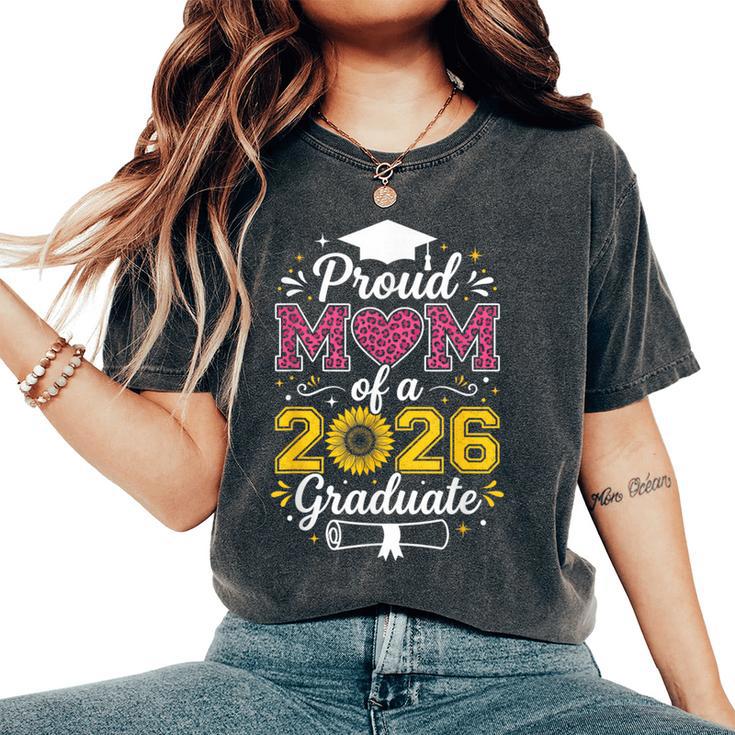 Proud Mom Of A 2026 卒業 シニア ひまわり ヒョウ ハート レディースオーバーサイズコンフォートTシャツ