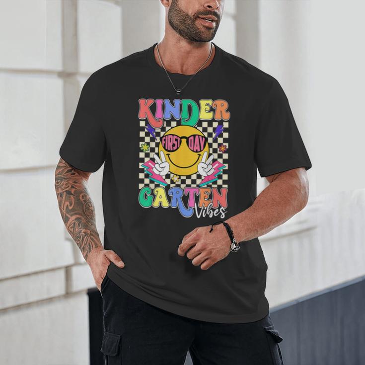 Retro Groovy Kinder Garten Vibes Smile Team Back To School Unisex T-Shirt