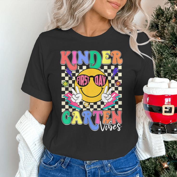 Retro Groovy Kinder Garten Vibes Smile Team Back To School Unisex T-Shirt