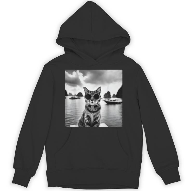 ベトナムのハロン湾でサングラスをかけた猫 パーカー