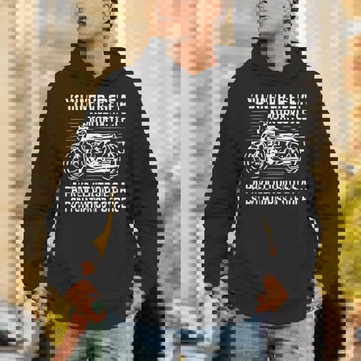 精神科医の外にバイクが停まっているのを見たことはありません パーカー