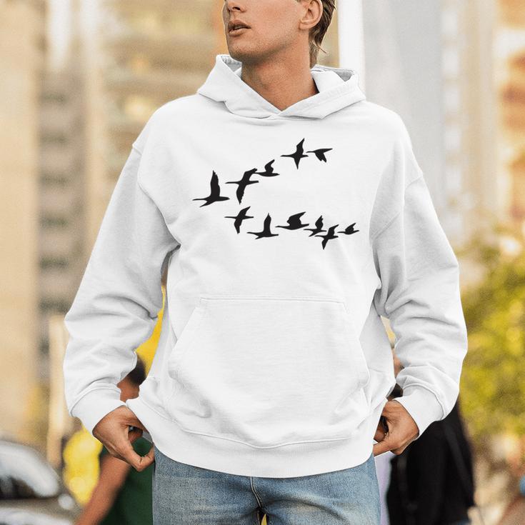 飛ぶ鳥の群れ 長袖tシャツ パーカー