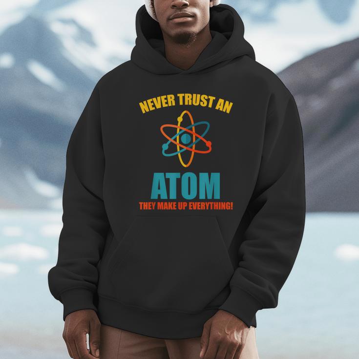 Never Trust An Atom グラフィック皮肉tシャツ パーカー