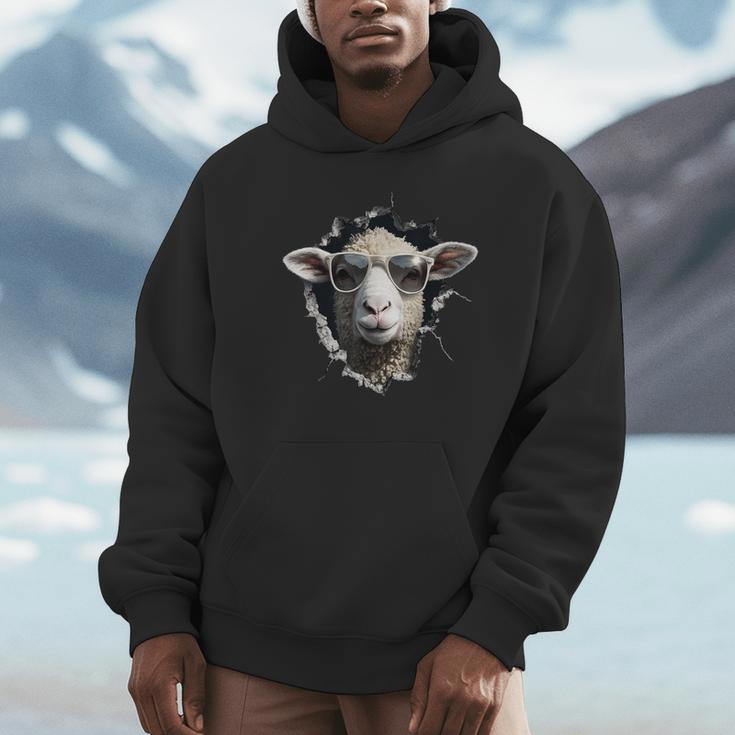 羊が穴から覗いています 農夫 羊飼い 飼い Coolheep Portrait パーカー