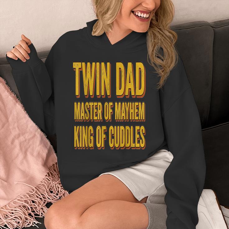 Twin Dad 父の日 ツインダッド メイヘムのマスター 抱きしめる王様 パーカー