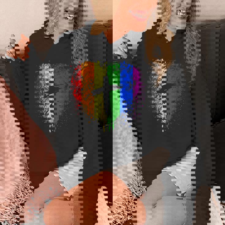 クロスのあるレインボー ハート、キリスト教の宗教的なゲイ プライド パーカー