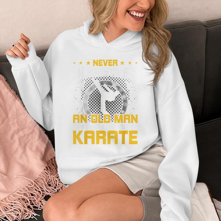 Never Underestimate An Old Man Who Know Karate パーカー