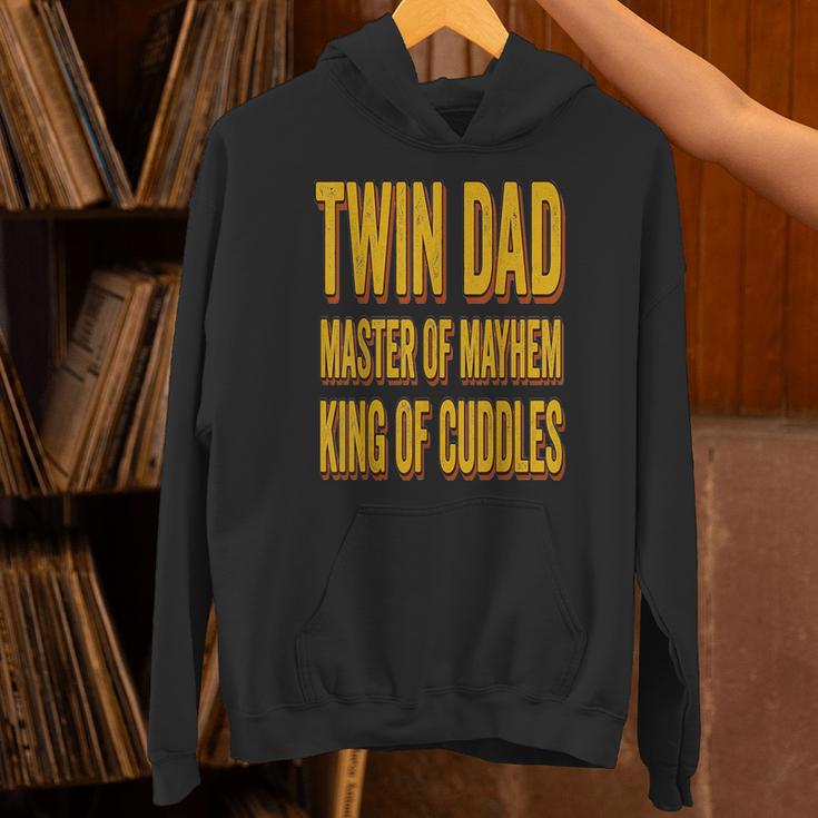 Twin Dad 父の日 ツインダッド メイヘムのマスター 抱きしめる王様 パーカー