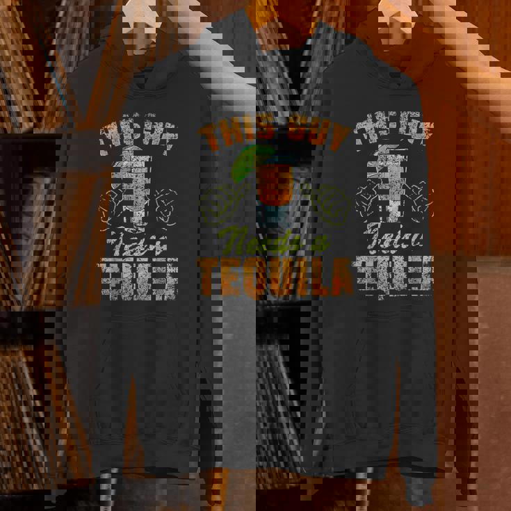 この男にはテキーラが必要だ ドリンク 酒飲み 飲酒 テキーラ パーカー