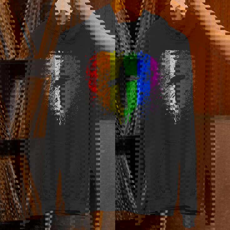 クロスのあるレインボー ハート、キリスト教の宗教的なゲイ プライド パーカー