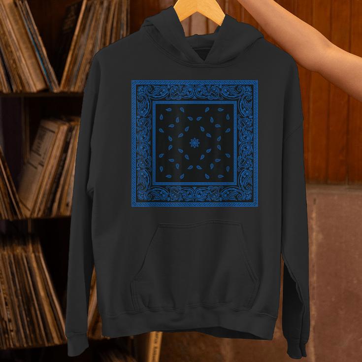 メンズ ブラックブルーバンダナプリントtシャツ ロイヤルブルーペイズリー柄 パーカー