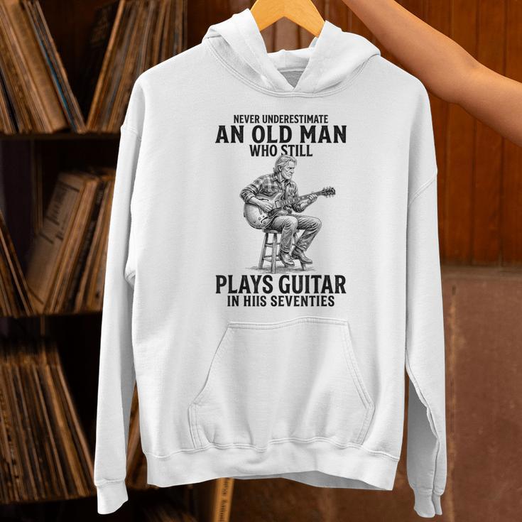 Never Underestimate An Old Man Who Who Guitar パーカー