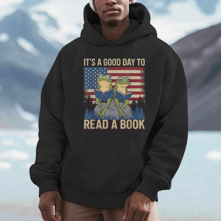 It's A Good Day To Read A Book Frog Vintage USA FLag Men Hoodie