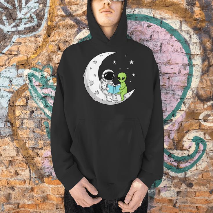 Astronaut And Alien Reading On Moon Space Book Lover Sci Fi Men Hoodie