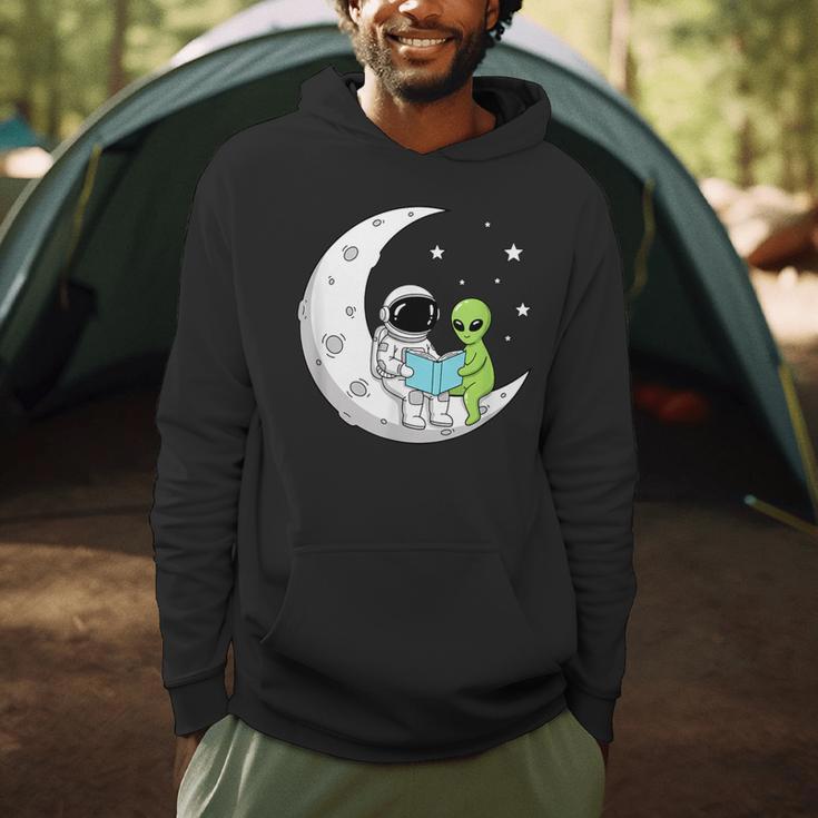 Astronaut And Alien Reading On Moon Space Book Lover Sci Fi Men Hoodie