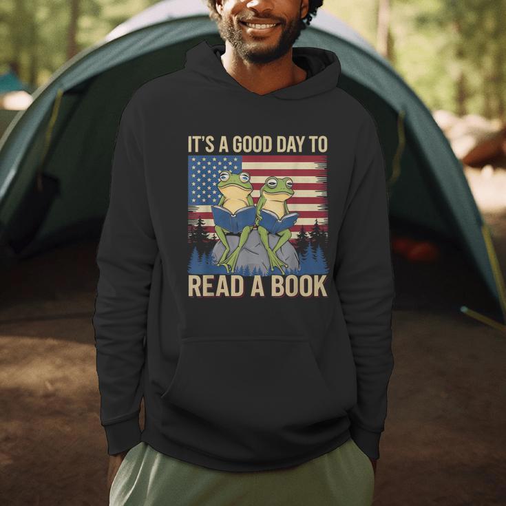 It's A Good Day To Read A Book Frog Vintage USA FLag Men Hoodie