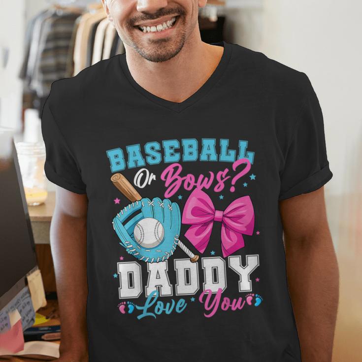 Baseball Or Bows Daddy Loves You Gender Reveal Family Men's V-Neck T-Shirt Baseball Or Bows Daddy Loves You Gender Reveal Family Men's V-Neck T-Shirt