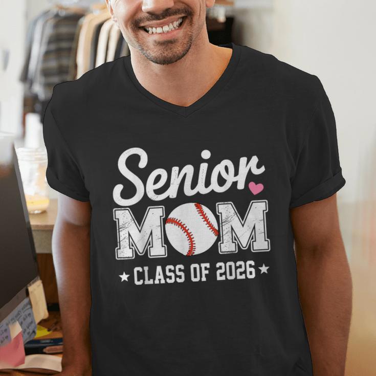 Senior Mom Class Of 2026 Baseball Retro Mom Graduation 2026 Men's V-Neck T-Shirt