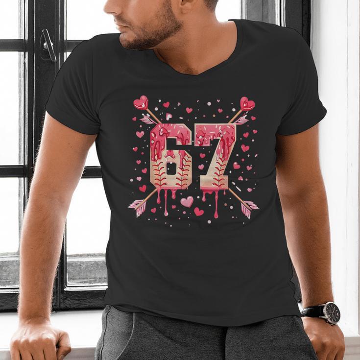6 7 Melting Number Arrow Baseball Drip Valentine's Day Men's V-Neck T-Shirt