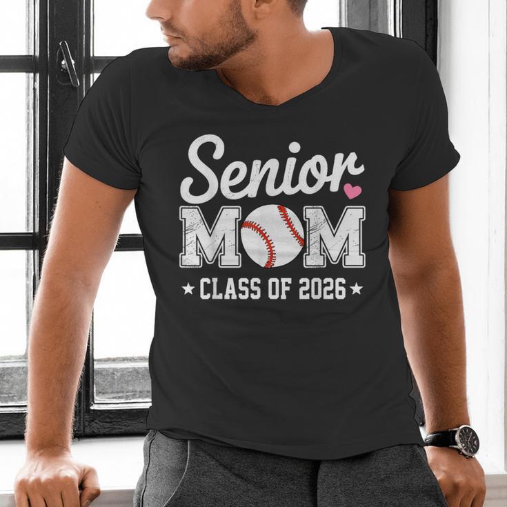 Senior Mom Class Of 2026 Baseball Retro Mom Graduation 2026 Men's V-Neck T-Shirt