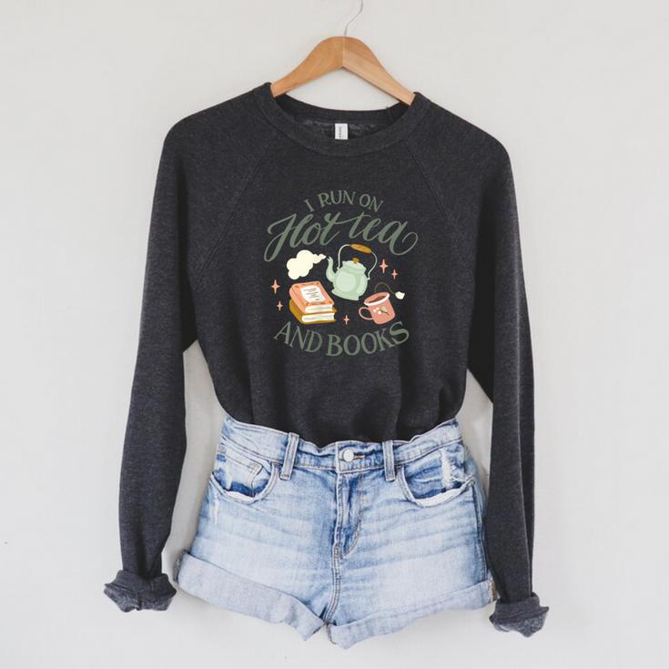 I RUN ON HOT TEA & BOOKS Reader Reading Meme ON BACK Raglan Sleeve Sweatshirt