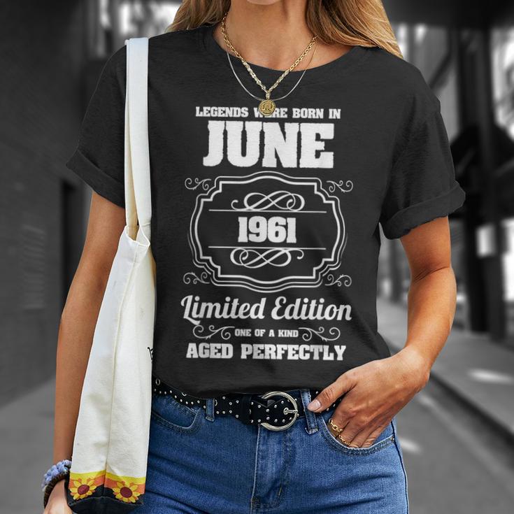 1961年6月生まれのレジェンドたち 60歳の誕生日 Tシャツ 彼女への贈り物