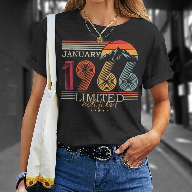 1966年1月生まれ 還暦祝い 60歳 誕生日 ヴィンテージ レトロ 1966 ギフト 男性 女性 Tシャツ 彼女への贈り物