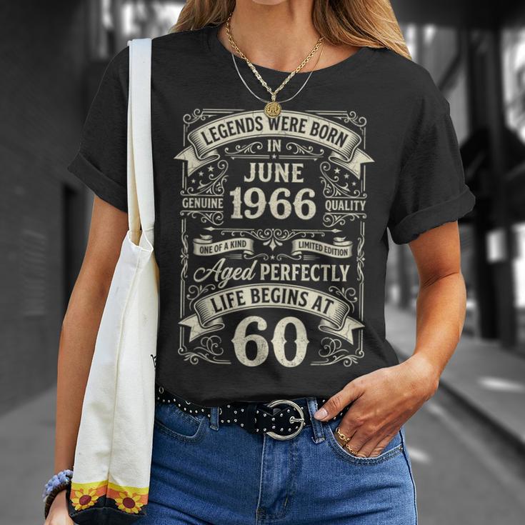 1966年6月生まれのヴィンテージ60歳の誕生日レジェンド。 Tシャツ 彼女への贈り物