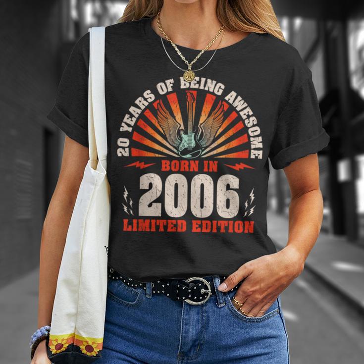 20歳の誕生日 20歳のギタリスト ギター愛好家 2006年生まれ Tシャツ 彼女への贈り物