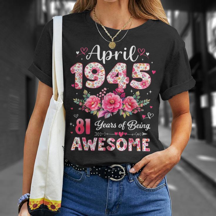 81歳 1945年4月 花柄 81歳 誕生日 男性 女性 Tシャツ 彼女への贈り物