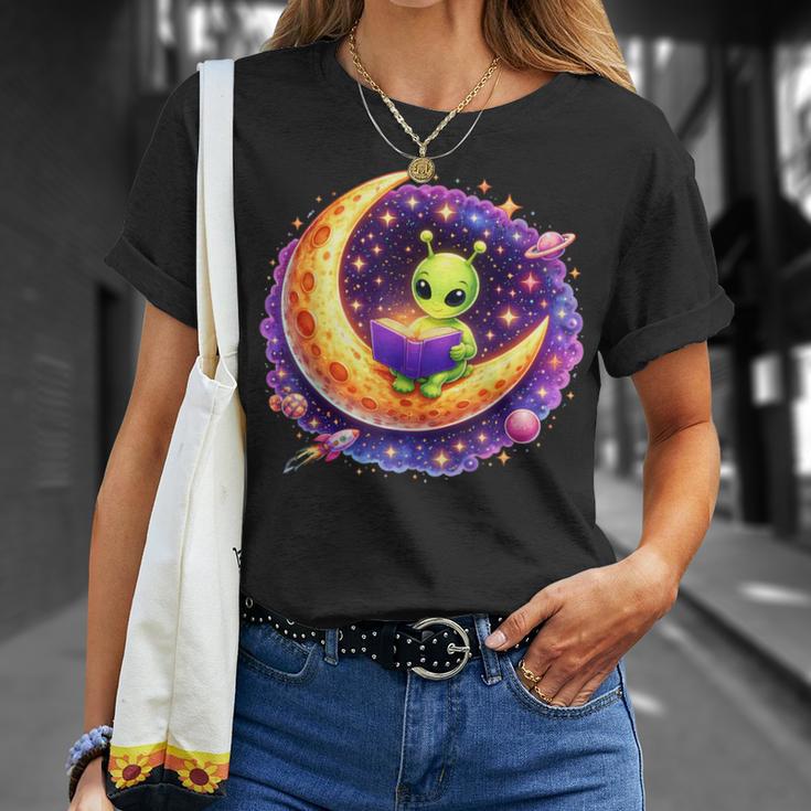Alien Reading Book UFO Moon Space Astronomy T-Shirt Gifts for Her