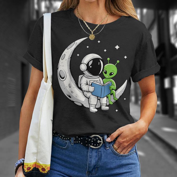 Astronaut Alien Reading Book Moon Space T-Shirt Gifts for Her