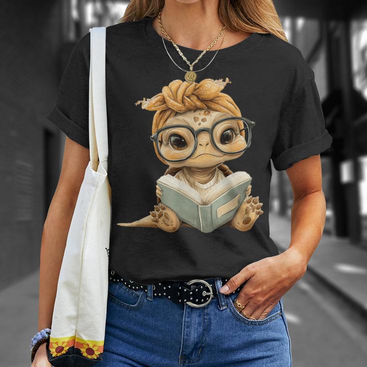 Baby Turtle Open Book Reading Animal Lover Graphic Portrait T-Shirt Gifts for Her