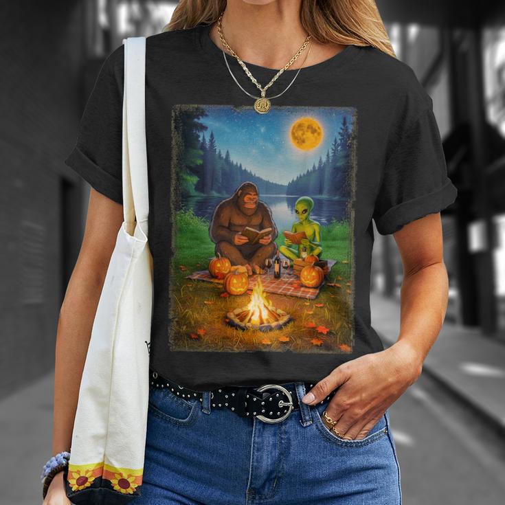 Bigfoot And Alien Reading Books Campfire Halloween T-Shirt Gifts for Her Bigfoot And Alien Reading Books Campfire Halloween T-Shirt Gifts for Her