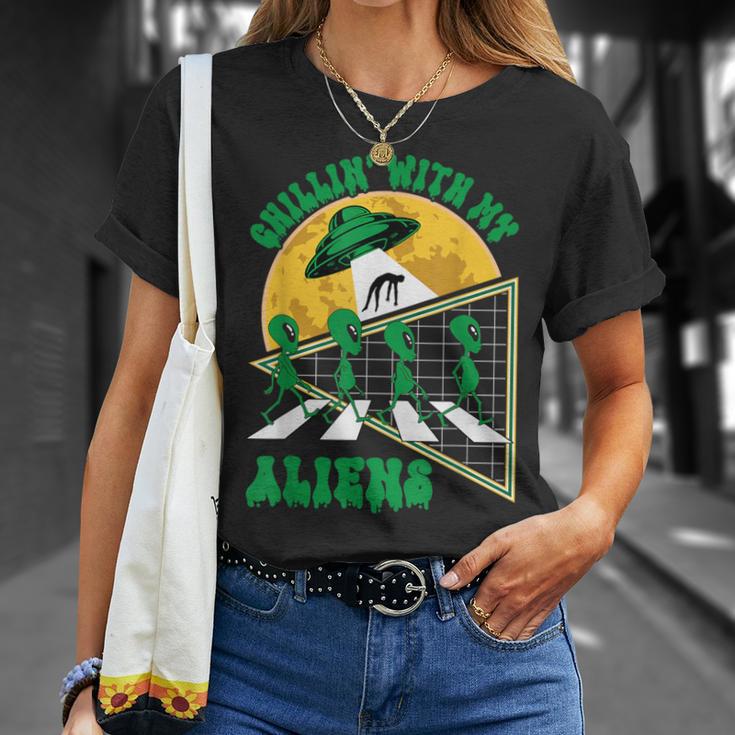 Chillin With My Aliens ハロウィン 宇宙船 エイリアン Ufo 面白い Tシャツ 彼女への贈り物