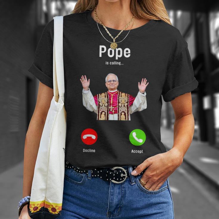 Pope Leo Xiv Is Calling Catholic Humor メンズ レディース Tシャツ 彼女への贈り物