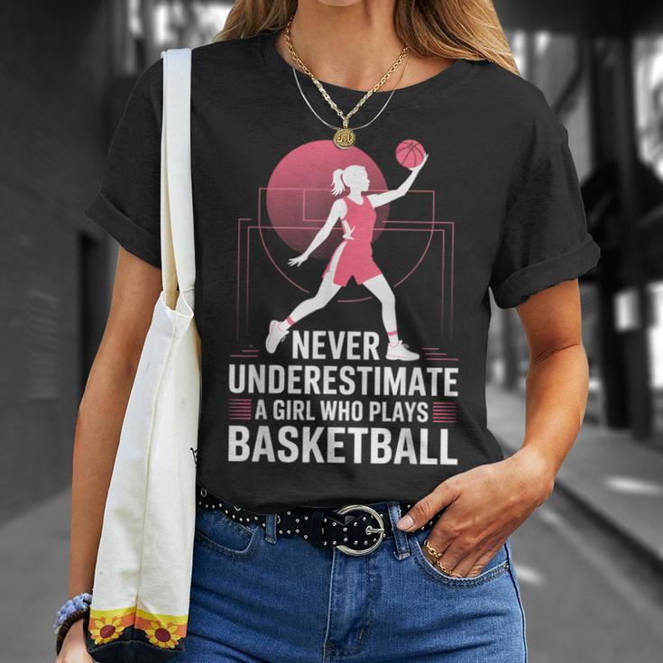 Hoops Never Underestimate A Girl Who Playing Basketball Tシャツ 彼女への贈り物